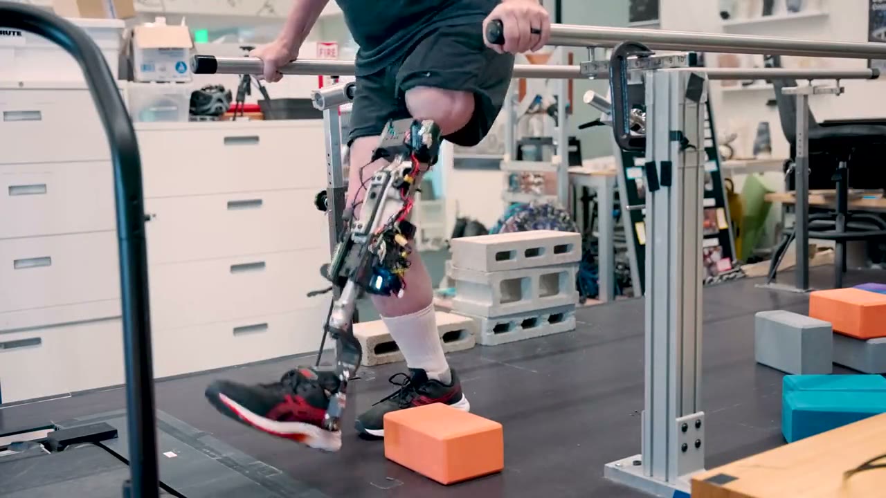 Tissue-integrated bionic knee during an obstacle-maneuver experiment